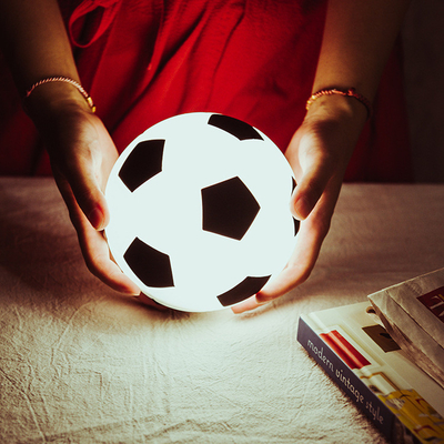 良い価格 サッカーナイトライト サッカーランプ ライト キッズルーム 16色 バッテリー駆動 LED リチャージ可能な部屋 幼稚園 ナイトライト オンライン