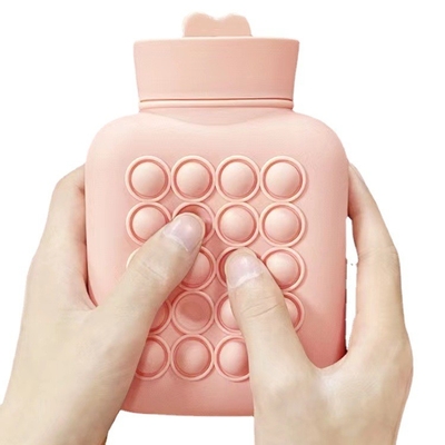 良い価格 痛みを和らげるための1Lの温水ボトル BPAフリーおよび食品グレードのシリコン素材ソフトカバーが含まれています オンライン